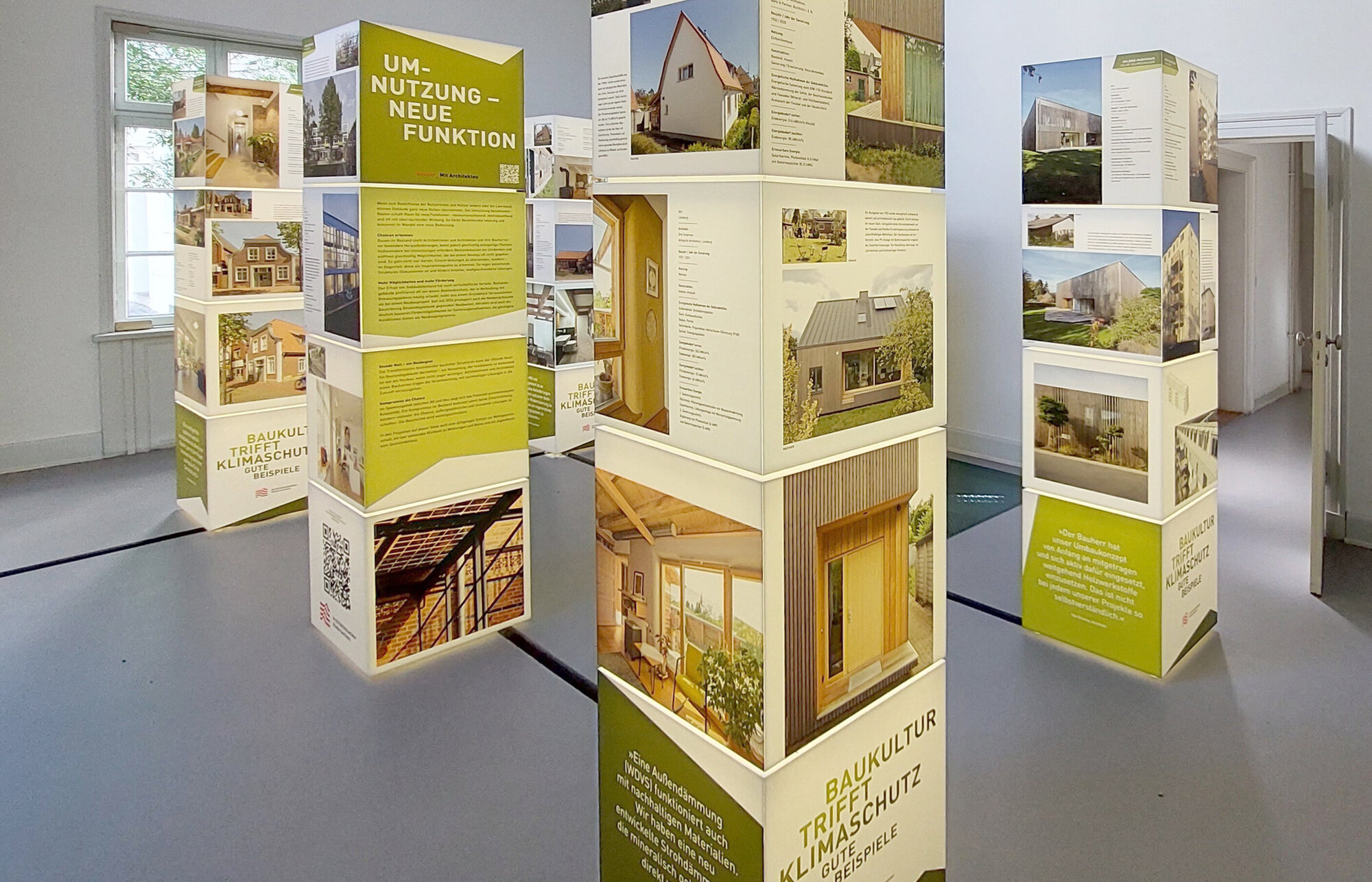 Foto: Stelen der Ausstellung Klimaschutz und Baukultur