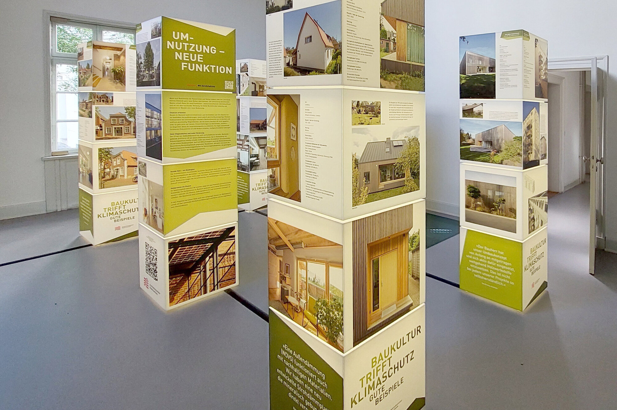 Foto: Stelen der Ausstellung Klimaschutz und Baukultur
