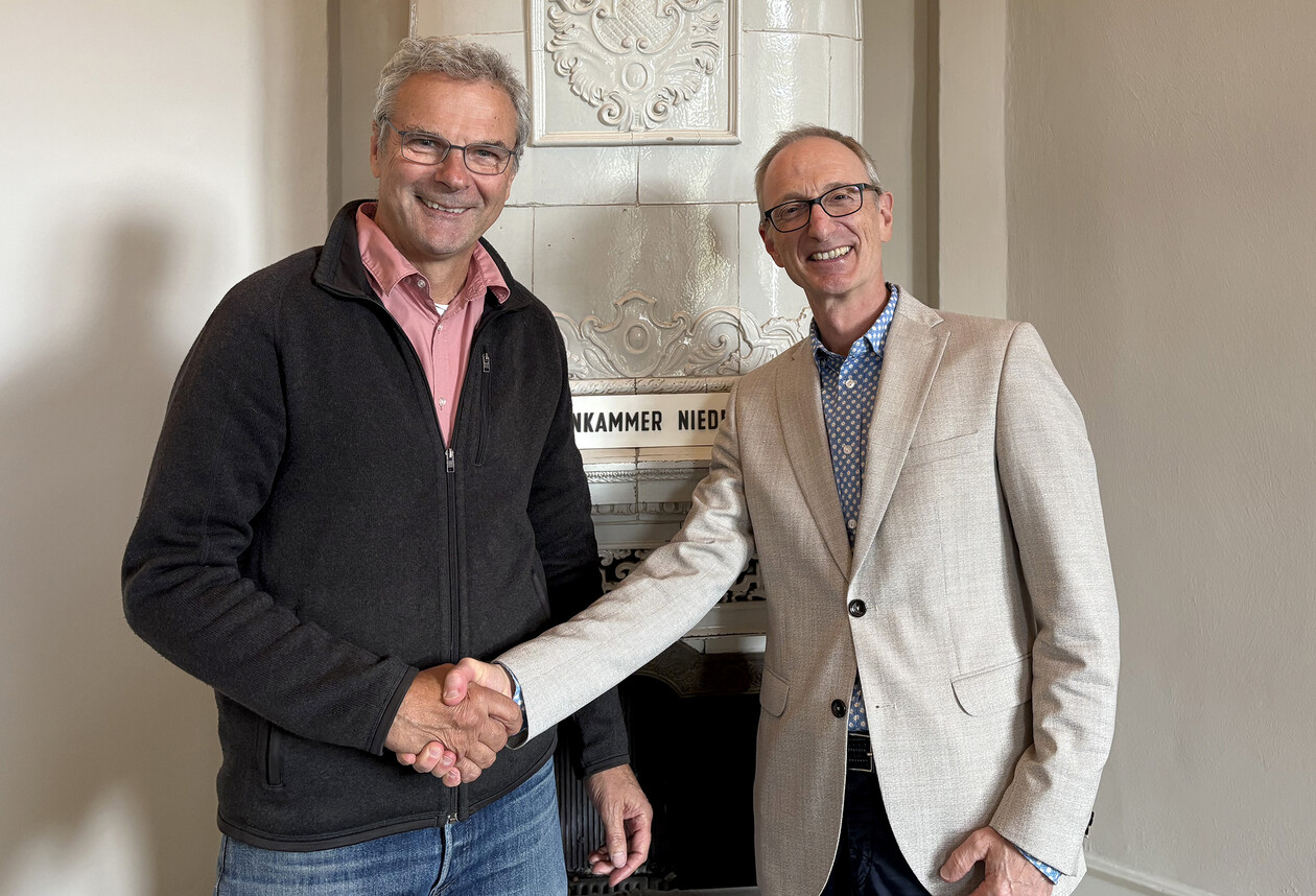 Foto: Kammerpräsident Robert Marlow (links) verabschiedete Burkhard Lange (rechts) 
