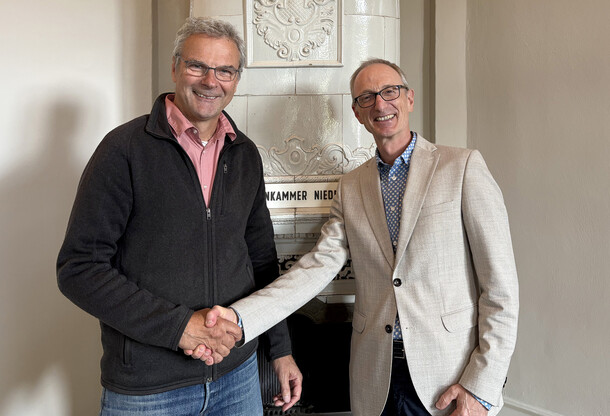 Foto: Kammerpräsident Robert Marlow (links) verabschiedete Burkhard Lange (rechts) 
