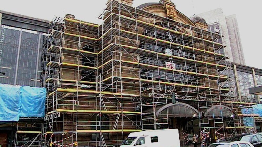 Sanierung der Natursteinfassade am Bahnhof Hamburg Dammtor