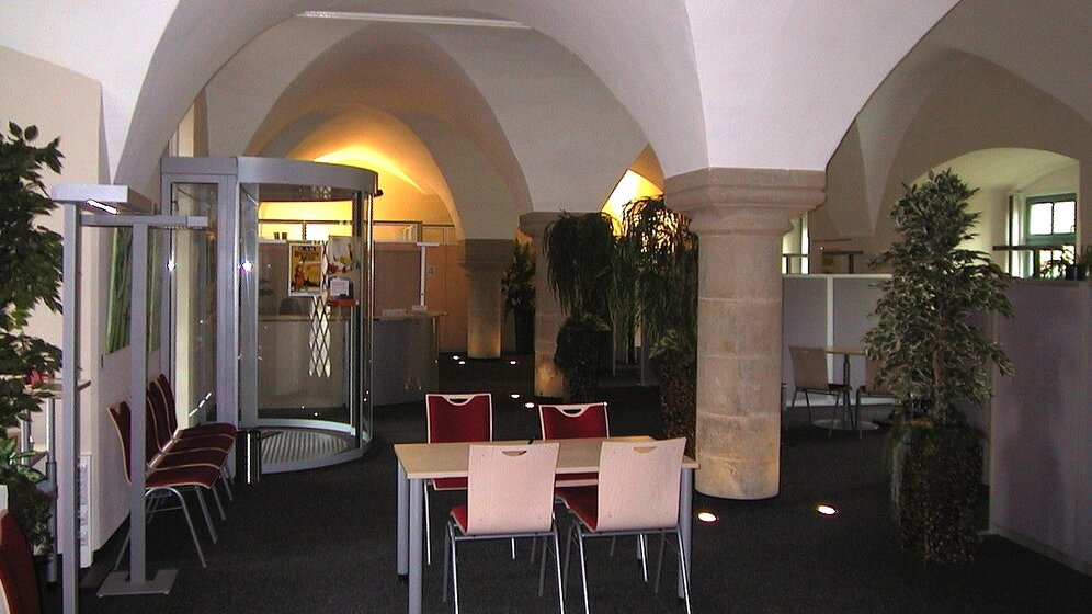 Moderne Verwaltungseinrichtung in einem historischen Schloss aus dem 16. Jahrhundert